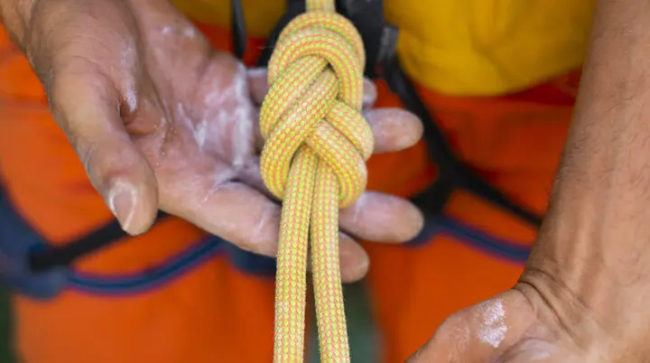 © Bild von <a href="https://de.freepik.com/fotos-kostenlos/hochwinkelmann-mit-kletterausruestung_42077264.htm#page=2&query=klettern&position=0&from_view=search&track=sph&uuid=a6067aea-c8d5-46ae-94e6-67399b8d3210">Freepik</a>