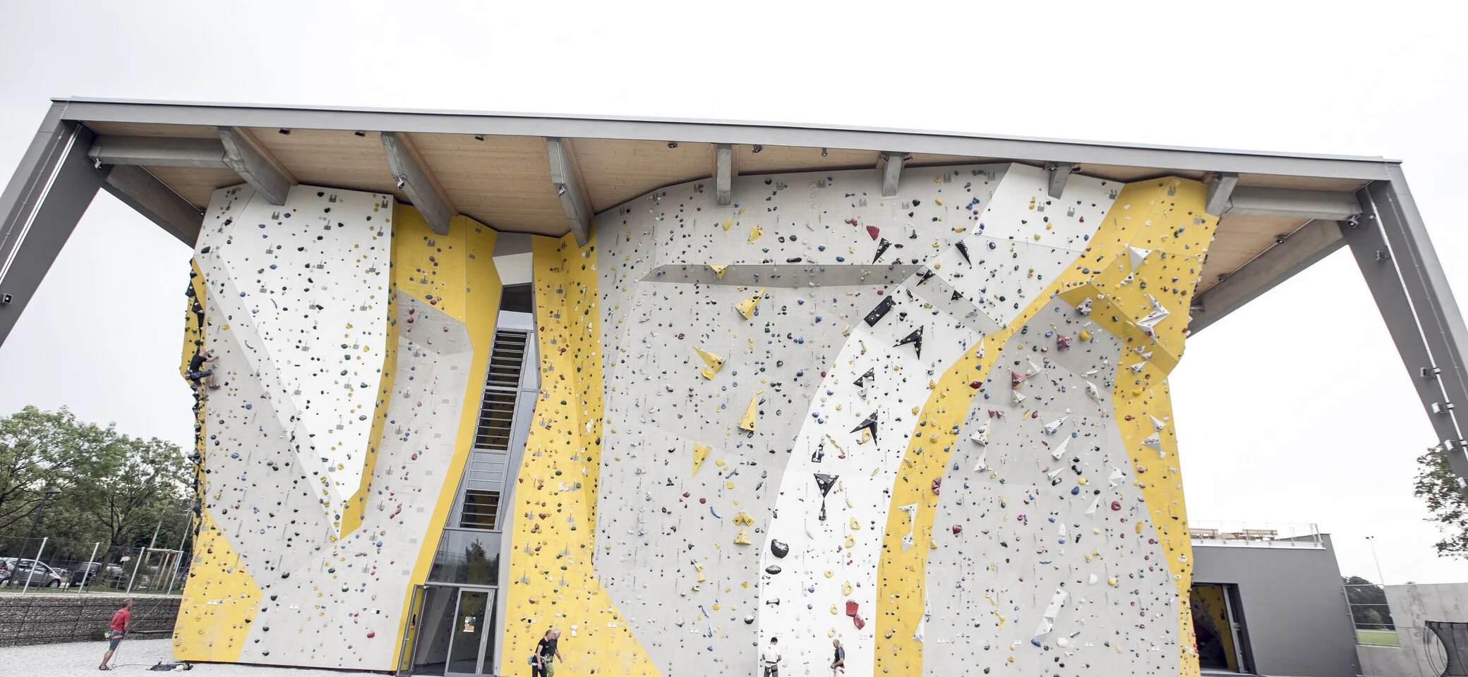 Blick auf den Außenbereich des DAV Kletter- und Boulderzentrum München-Nord. | © DAV/ Hansi Heckmair