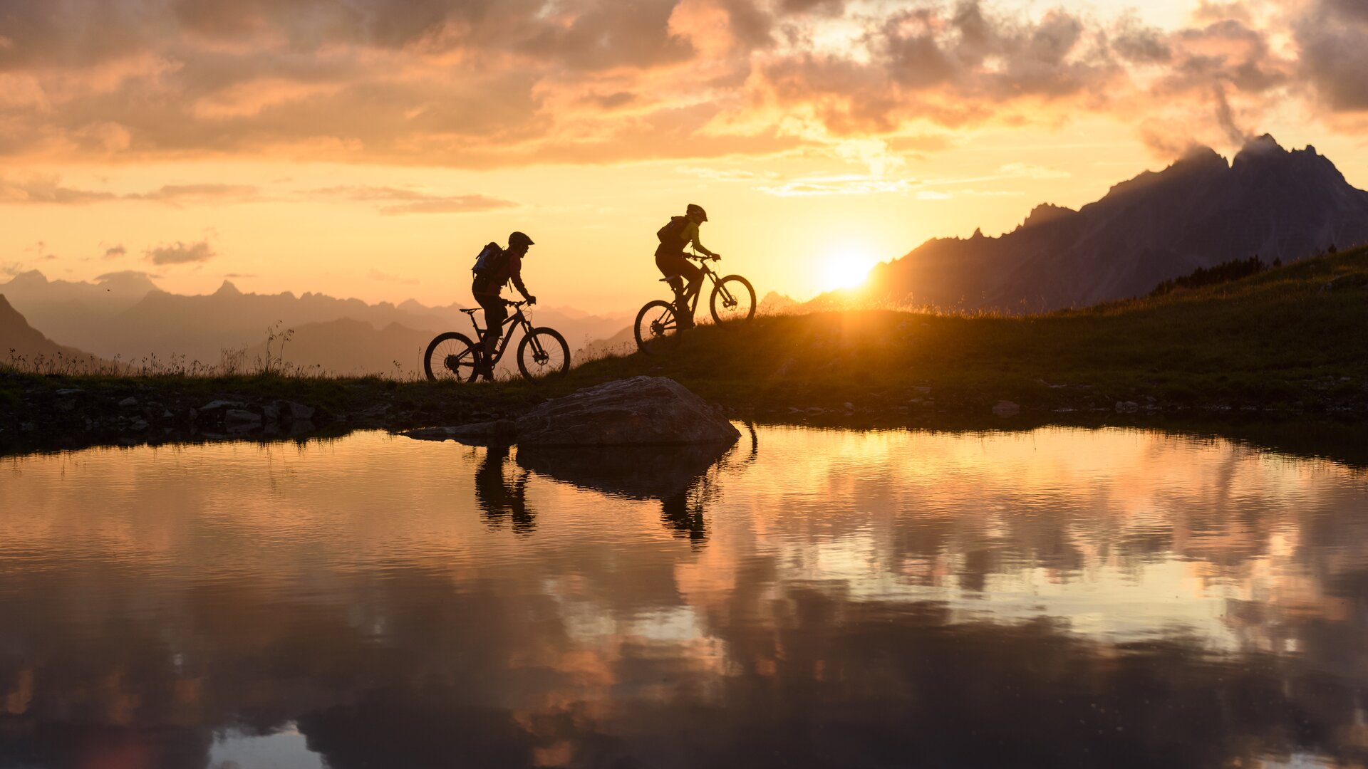 Zwei Mountainbiker im Sonnenuntergang | © DAV/Wolfgang Ehn