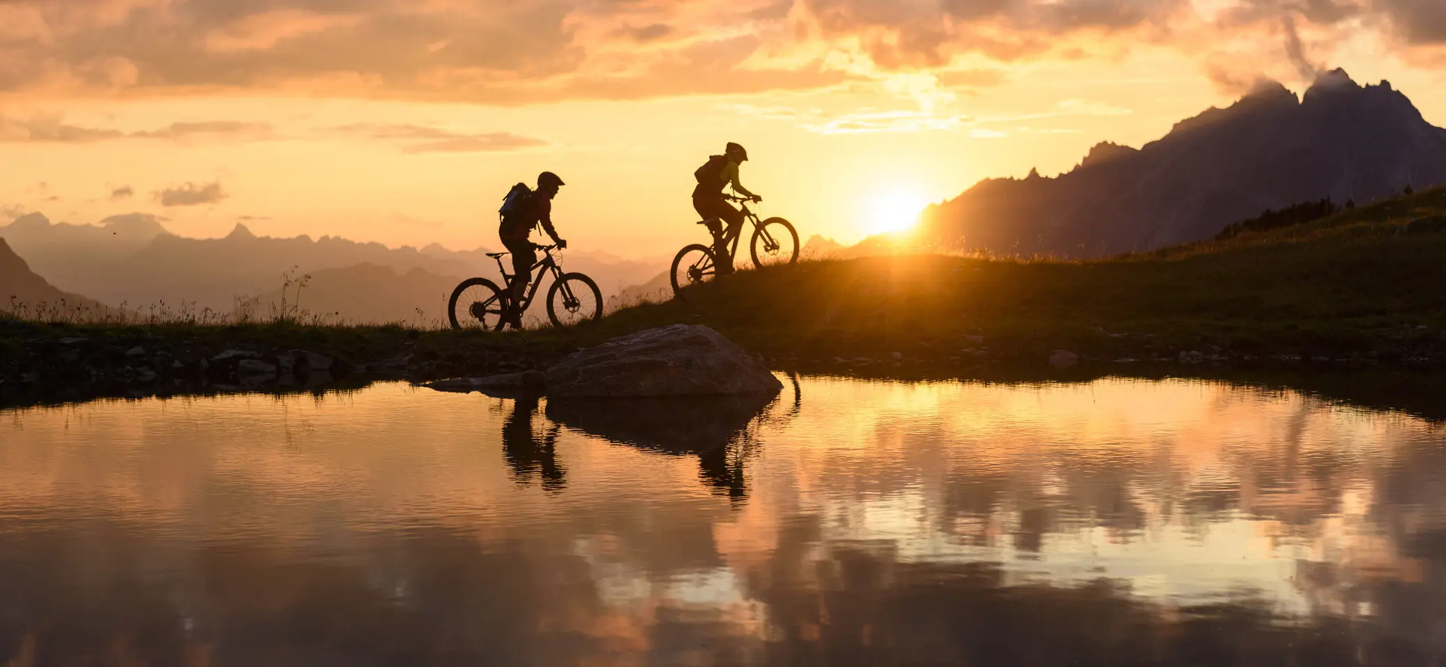 Zwei Mountainbiker im Sonnenuntergang | © DAV/Wolfgang Ehn