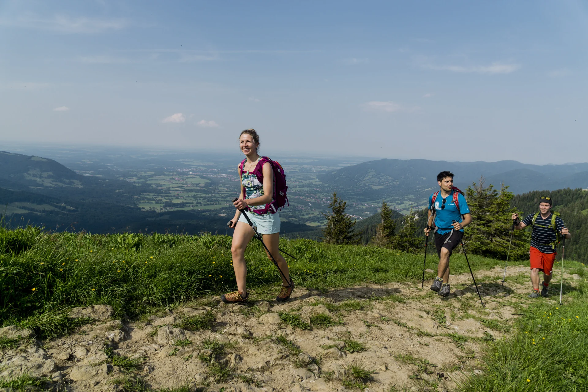 Drei Wanderer auf den grünen Berghängen der Chiemgauer Alpen | © DAV/Hans Herbig