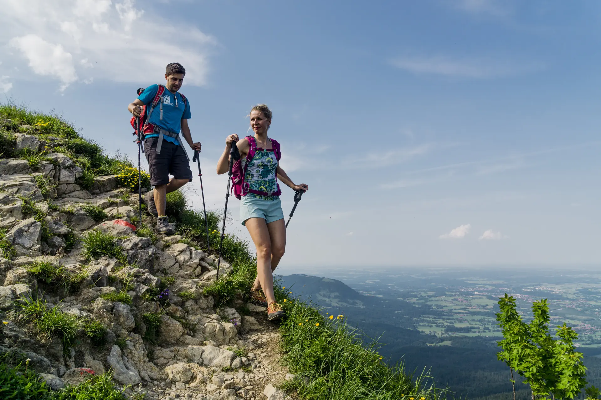 Abstieg: Zwei Wanderer auf den grünen Berghängen der Chiemgauer Alpen | © DAV/Hans Herbig