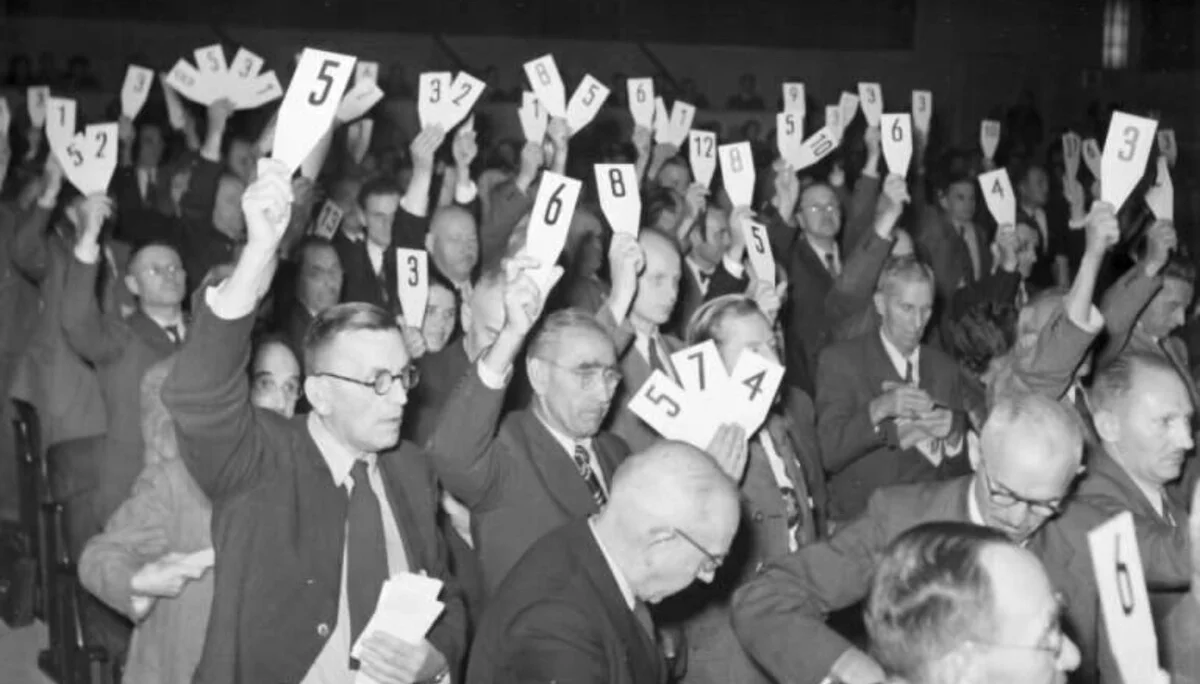 Die Delegierten stimmen ab auf der Hauptversammlung 1950 in Würzburg. | © DAV / Archiv