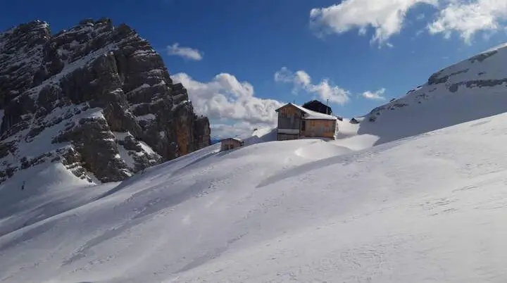 In der kalten Jahreszeit steht neben der Passauer Hütte ein kleiner Winterraum zur Verfügung.  | © Michael Faber