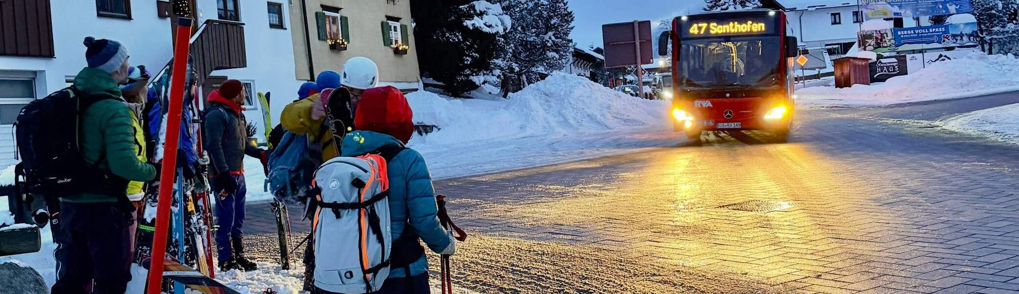 Nach einem langen Tourentag holt uns der warme Bus auch in kleinen Orten wieder ab | © Michael Vitzthum